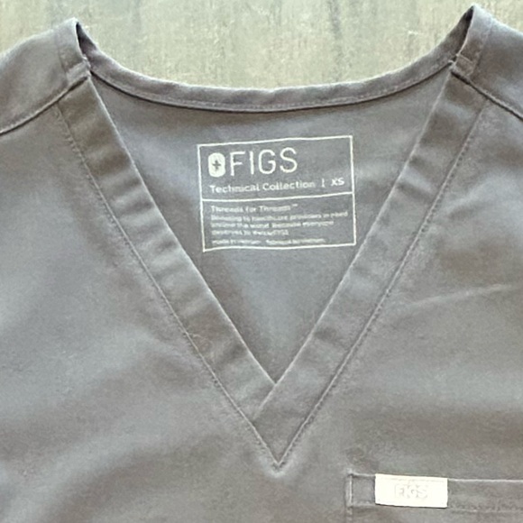 Figs scrub set charcoal HW yolo skinny pants XS reg & Catarina one pocket top XS - Picture 4 of 14